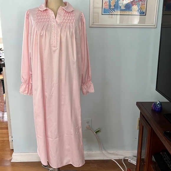 Erika Taylor Intimates Pink Thick Polyester Embroidery nightgown - Picture 1 of 10
